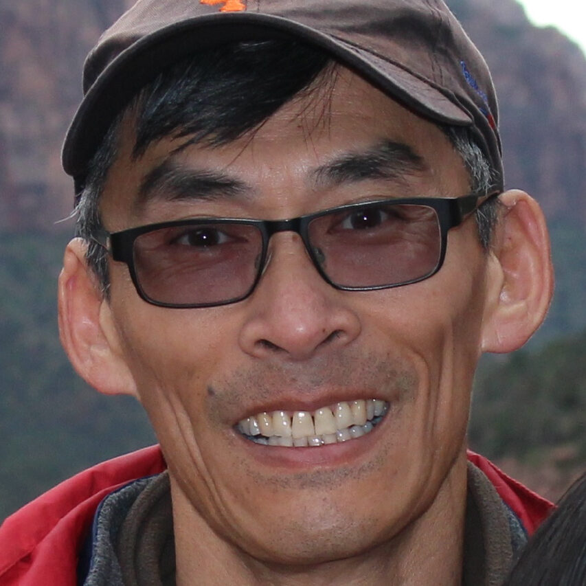 Smiling man with baseball cap and sunglasses
