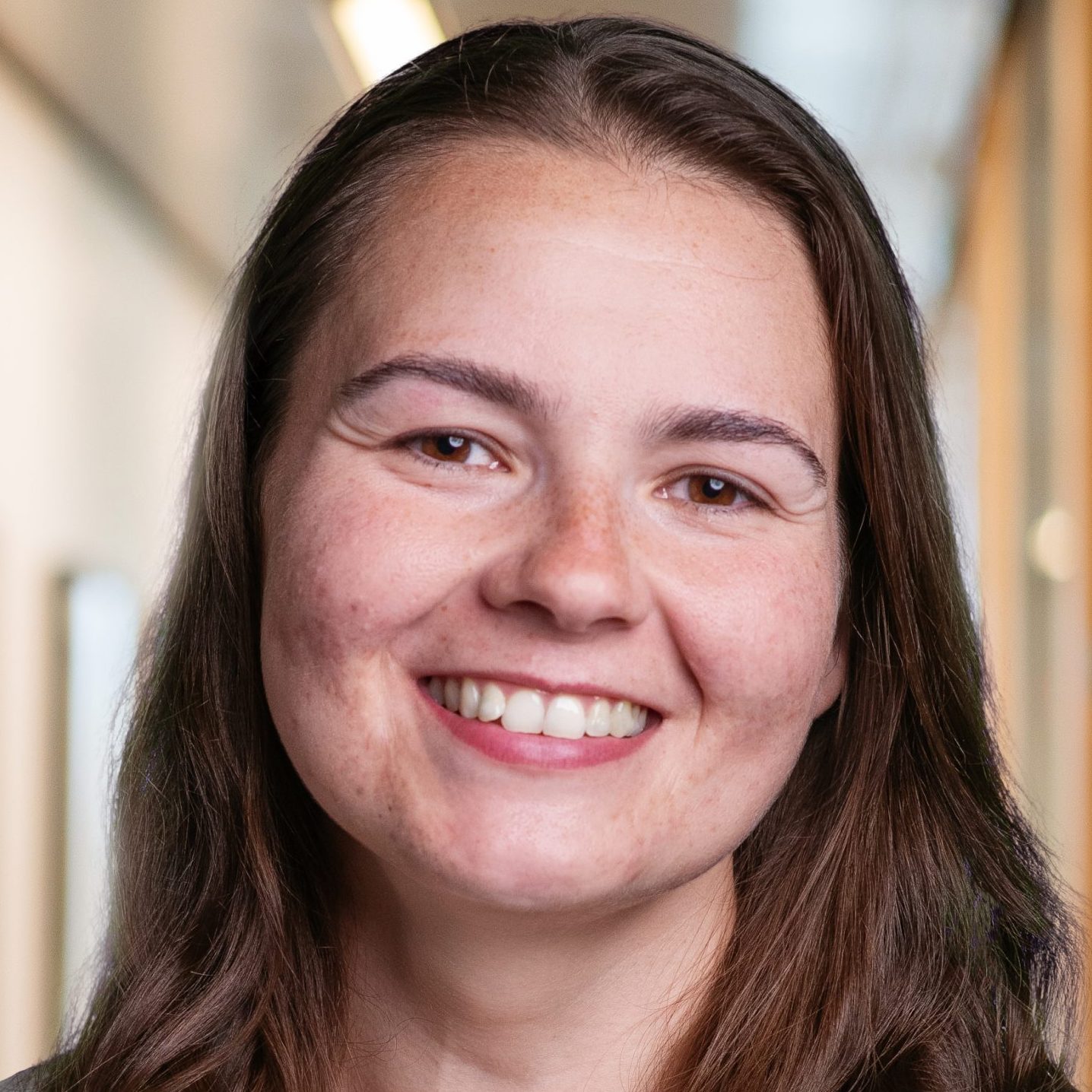 Fotografía de una mujer joven con el pelo largo y castaño